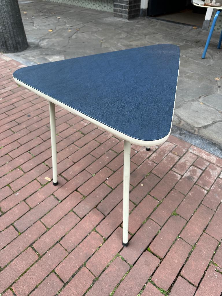 SALE: Vintage bijzettafel, driehoek jaren 50 tafeltje, Huis en Inrichting, Tafels | Bijzettafels, Gebruikt, -, -, 55 tot 75 cm
