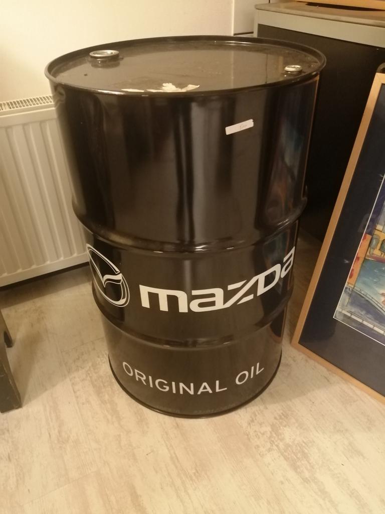 GROOT ORIGINEEL MAZDA OLIE VAT 90X60 CM MOOIE STAAT., Verzamelen, Merken en Reclamevoorwerpen, Ophalen, Verpakking, Zo goed als nieuw
