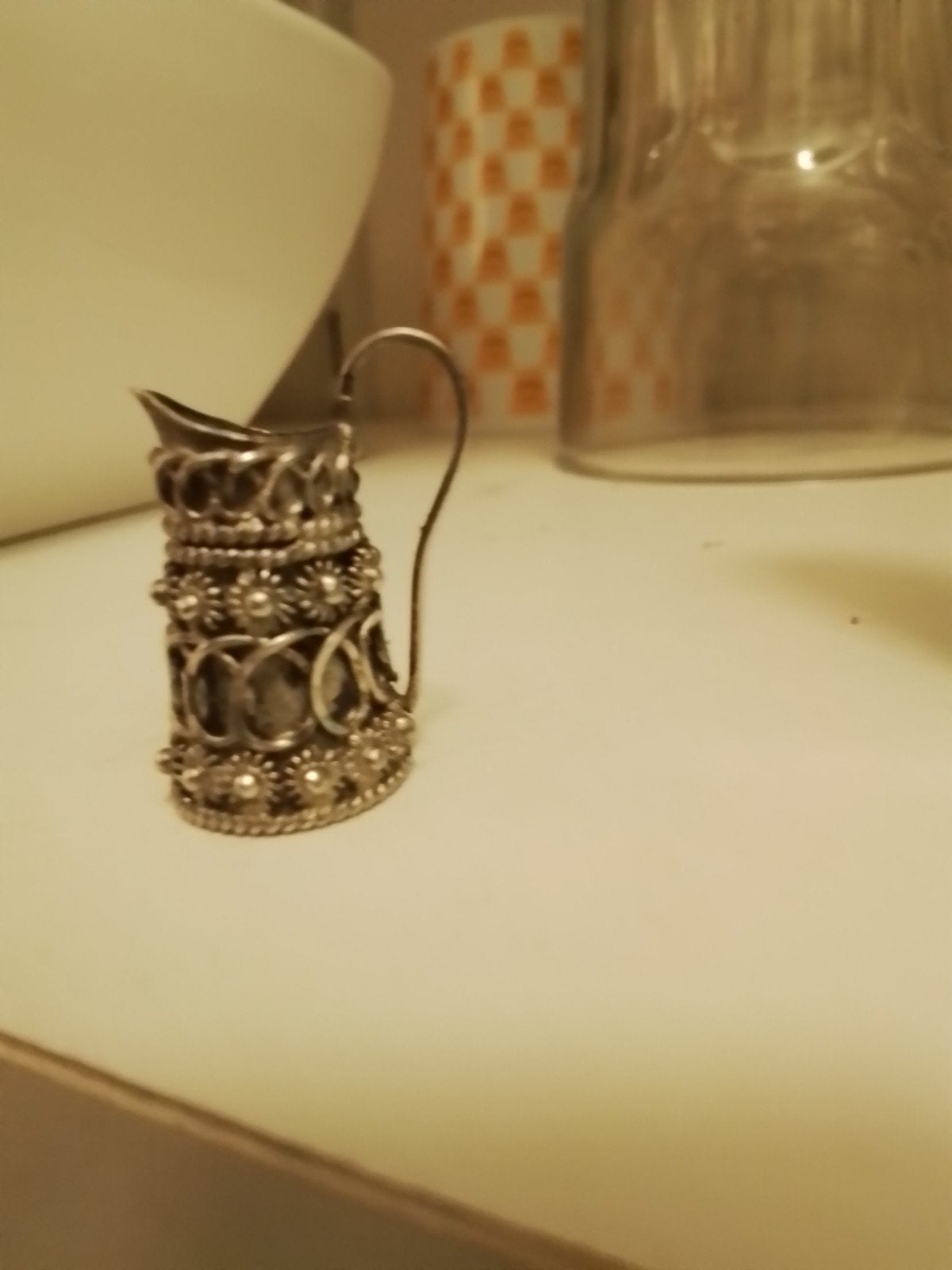 Miniatuur zilverkleurige kan/kannetje met decoratie, Antiek en Kunst, Ophalen of Verzenden, Zilver