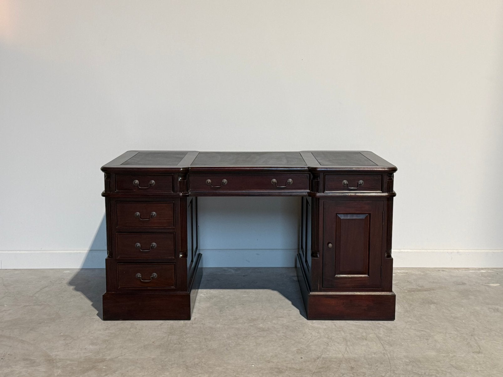 Klassiek Engels bureau #708, Overige typen, 150 cm, Hout, Bruin