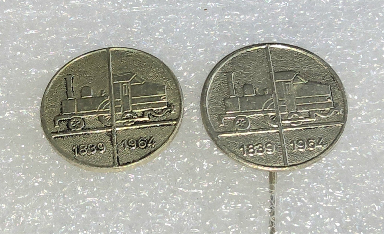 2 Speldjes 125 jaar Spoorwegen 1839-1964, Verzamelen, Ophalen of Verzenden, Gebruikt, Transport, Speldje of Pin