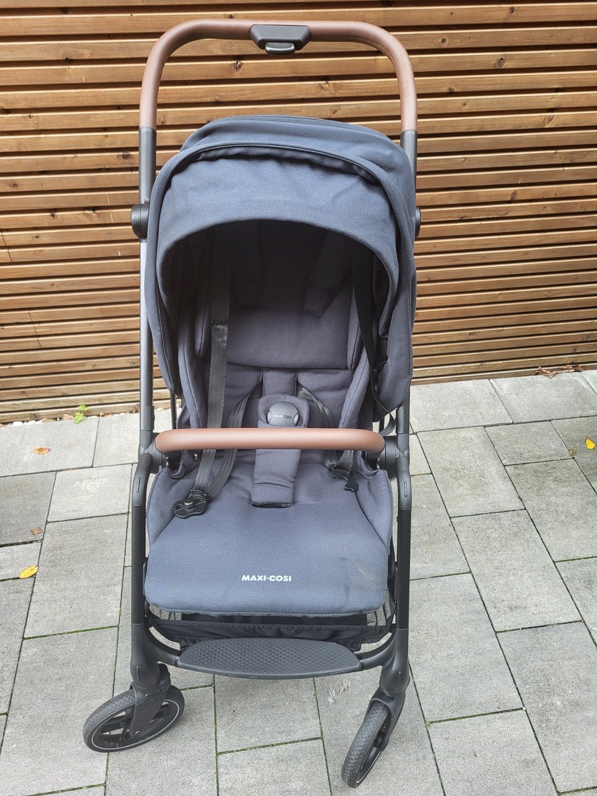 Donkerblauwe maxi-cosi.(Leona 2), Ophalen, Zo goed als nieuw, Maxi-Cosi, Verstelbare rugleuning