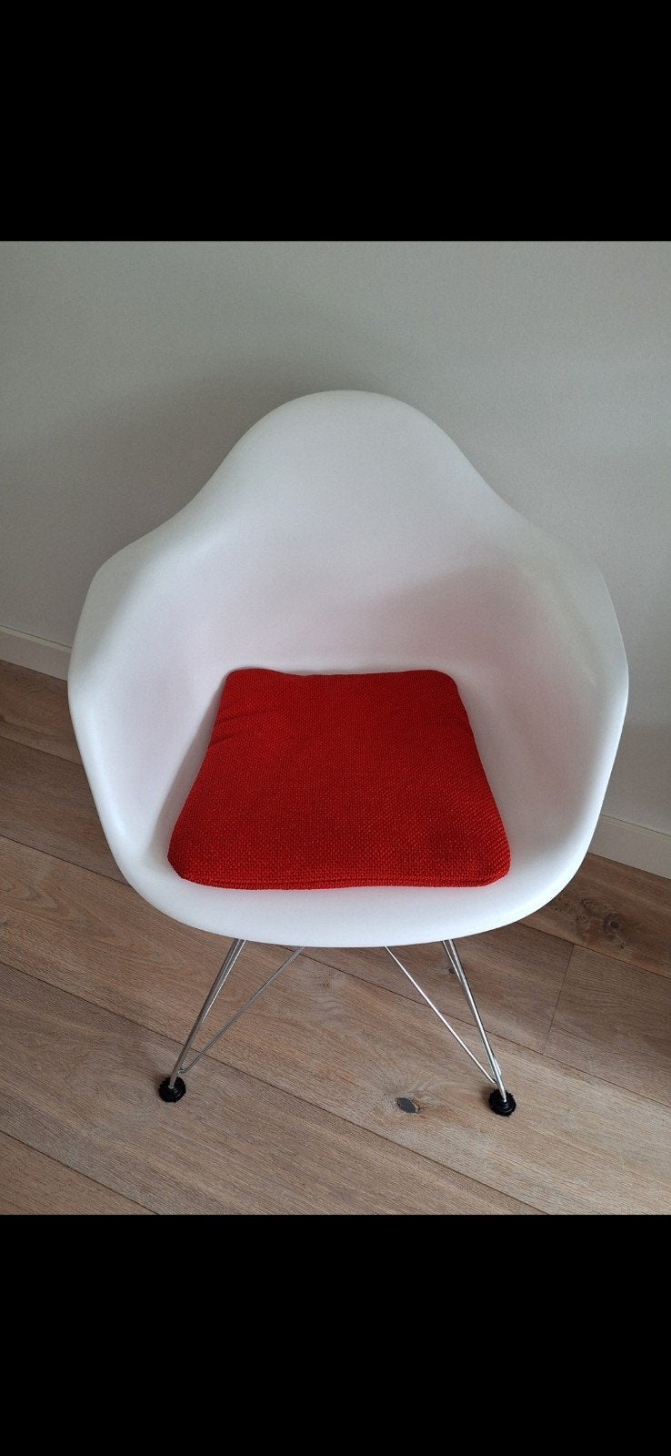 4 witte kuipstoelen met rode zitkussens, Huis en Inrichting, Stoelen, Ophalen, Gebruikt, Stof, Wit