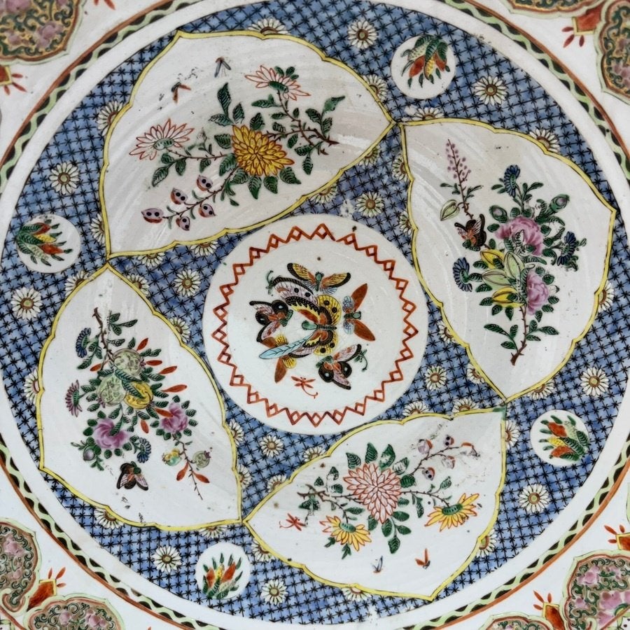 19e eeuwse Chinese Kantonese schotel met bloemen en vlinders, Ophalen of Verzenden