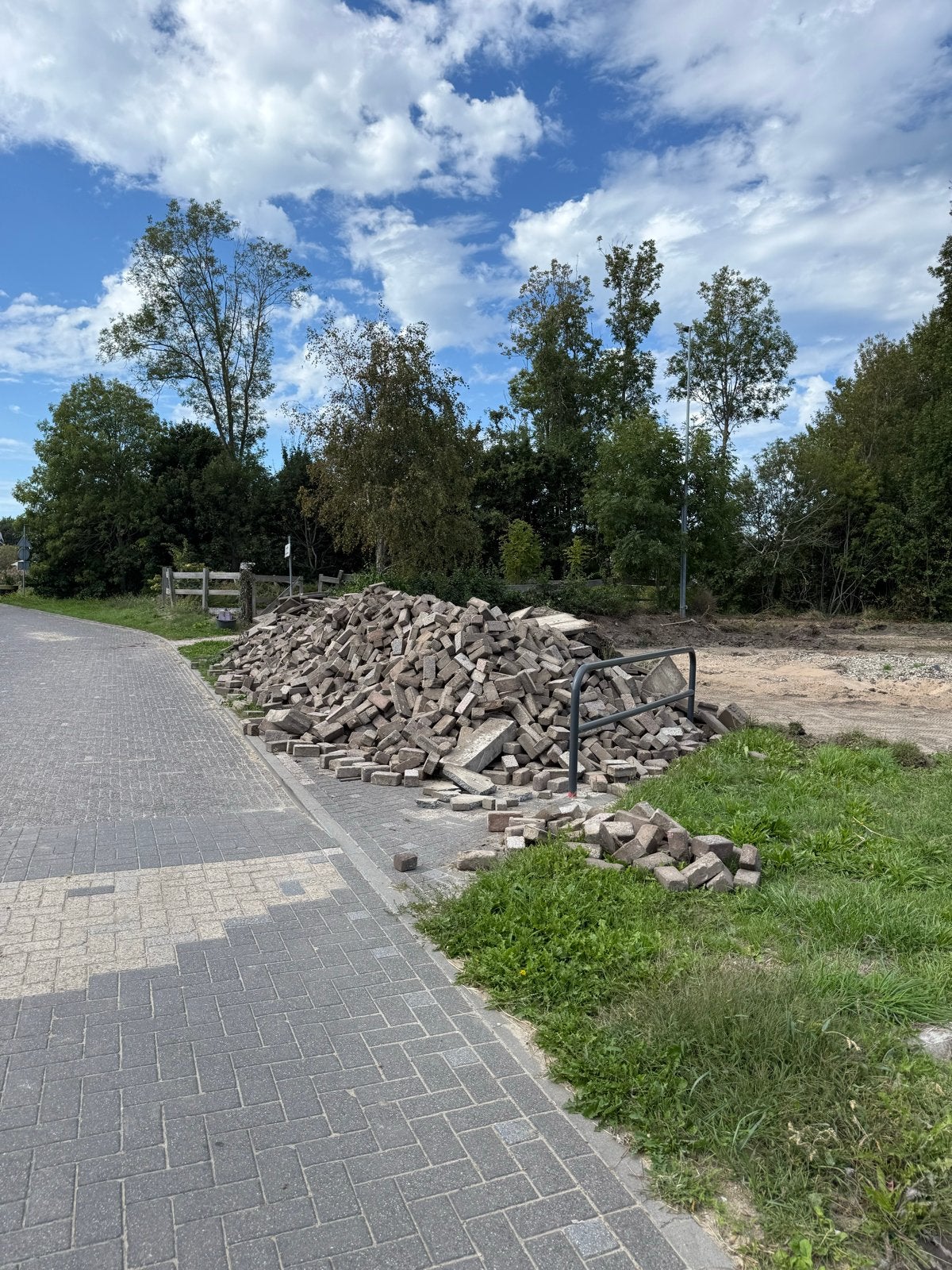 Gratis af te halen: Gebruikte klinkers en terrastegels, Ophalen, Gebruikt, 10 m² of meer, Onbekend