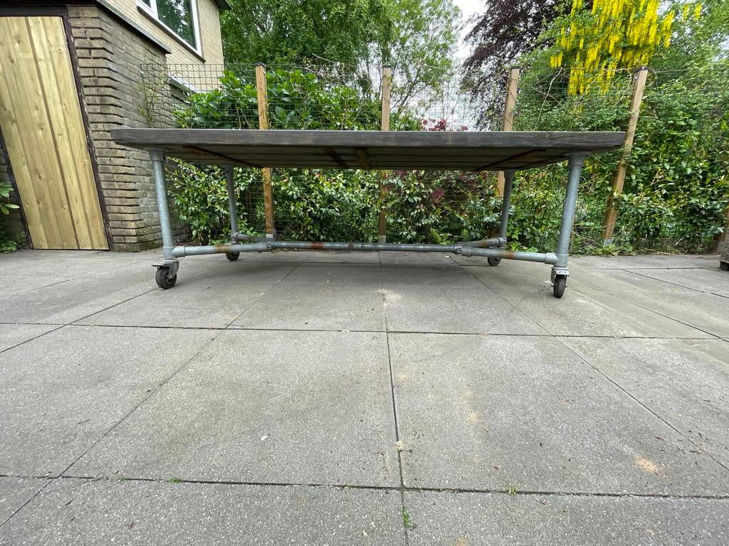 Stevige tuintafel op wielen - Industrieel design, Ophalen of Verzenden, Gebruikt