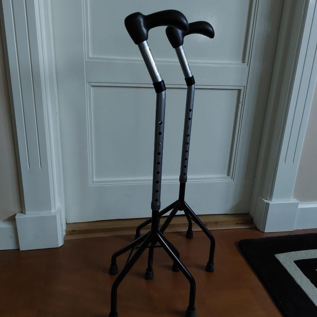 Stabiele verstelbare vierpoot wandelstok / kruk, Diversen, Wandelstokken, Zo goed als nieuw, Ophalen