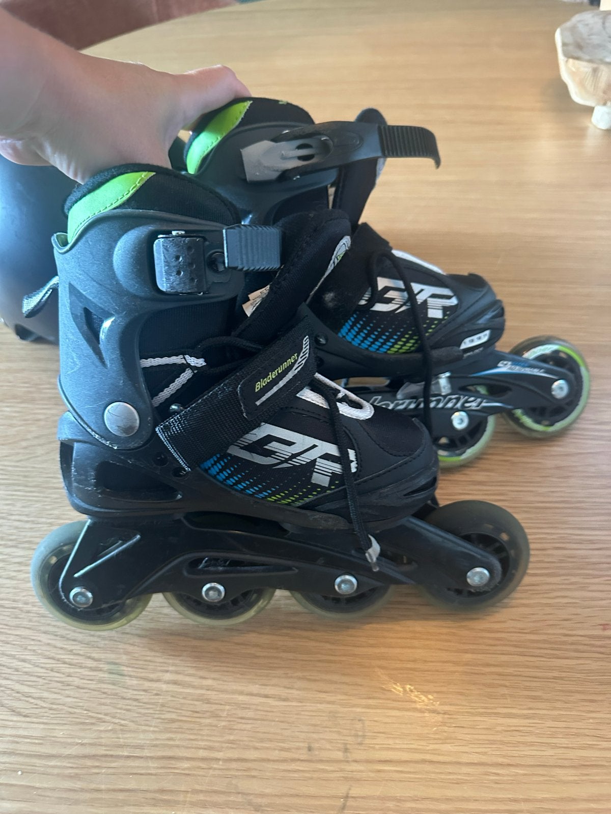 Bladerunner inline skates met helm en bescherming, Overige merken, Kinderen, Ophalen of Verzenden, Inline skates 4 wielen