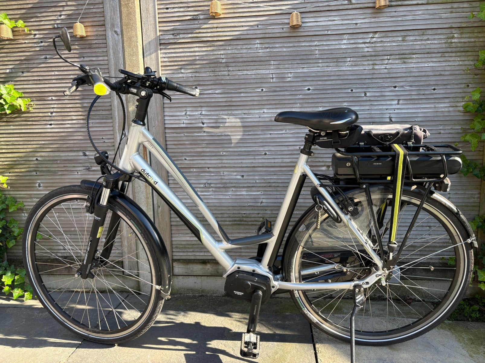 Dutch ID zilvergrijze E-bike met shimano motor, 57 cm frame, Gebruikt, 50 km per accu of meer, 55 tot 59 cm, Ophalen