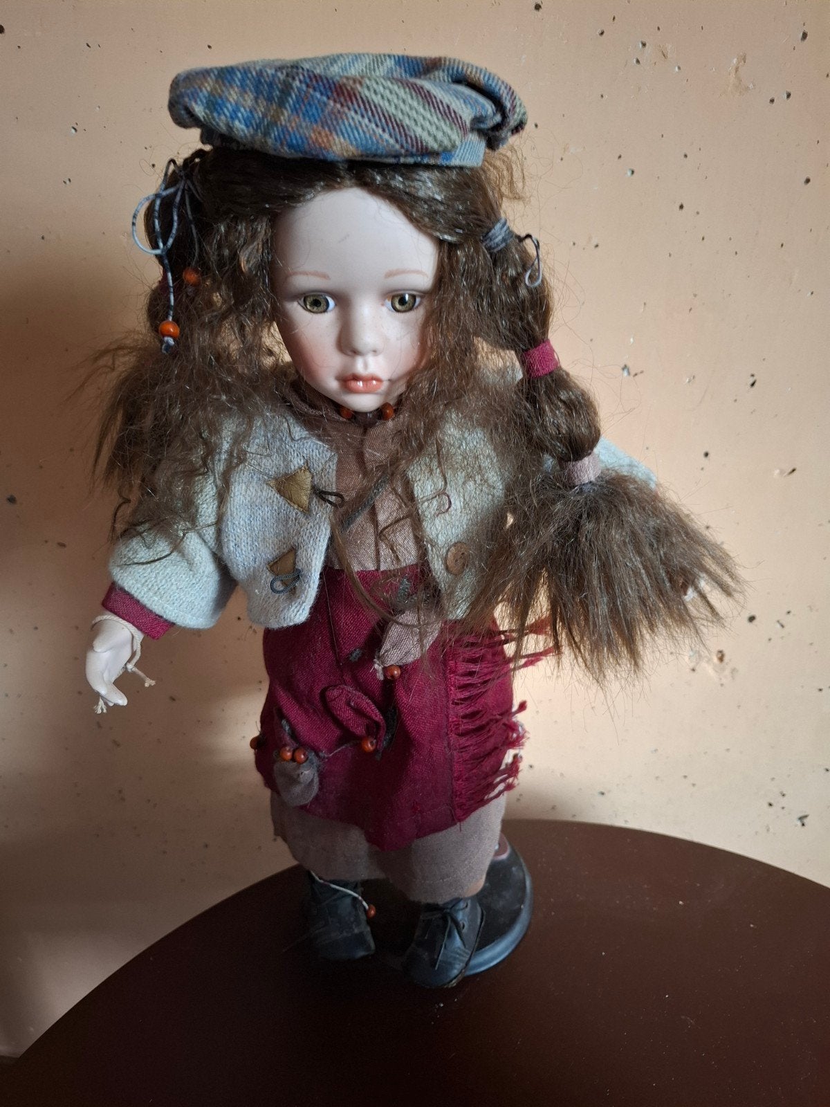 Vintage Pop met Schotse Baret en Gebreid Vestje, Verzamelen, Poppen, Ophalen of Verzenden, Gebruikt, Pop