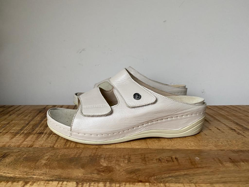 Schein ortho lady klittenband slippers instappers beige 39 6, Beige, Zo goed als nieuw, Sandalen of Muiltjes, Ophalen of Verzenden