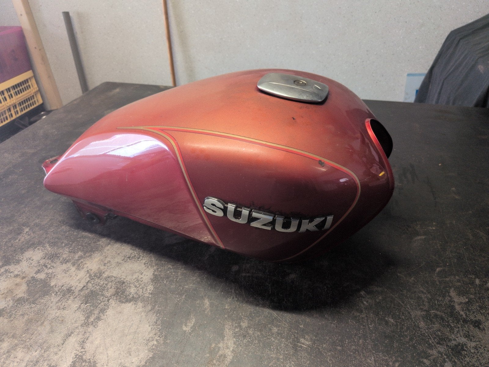 Benzinetank Suzuki GR650 - Hard, heel, roest bij logo, Ophalen of Verzenden, Gebruikt