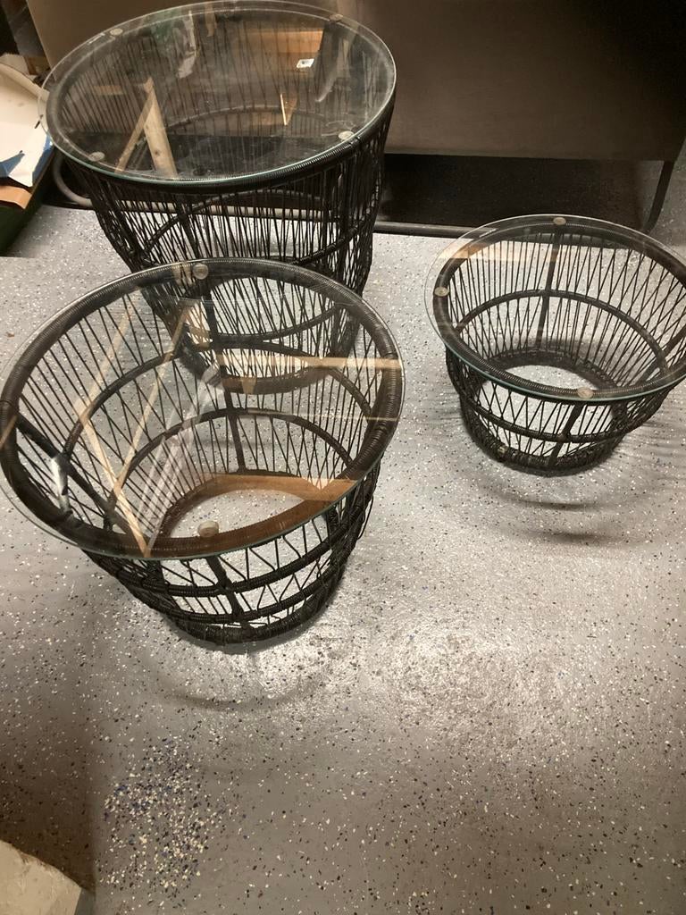 Set van 3 rotan bijzettafels met glazen blad, Ophalen of Verzenden, Zo goed als nieuw