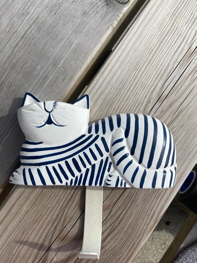 Leuke Noorse houten wandhaak blauw/witte poes, Ophalen of Verzenden, Zo goed als nieuw, Hout, Minder dan 100 cm