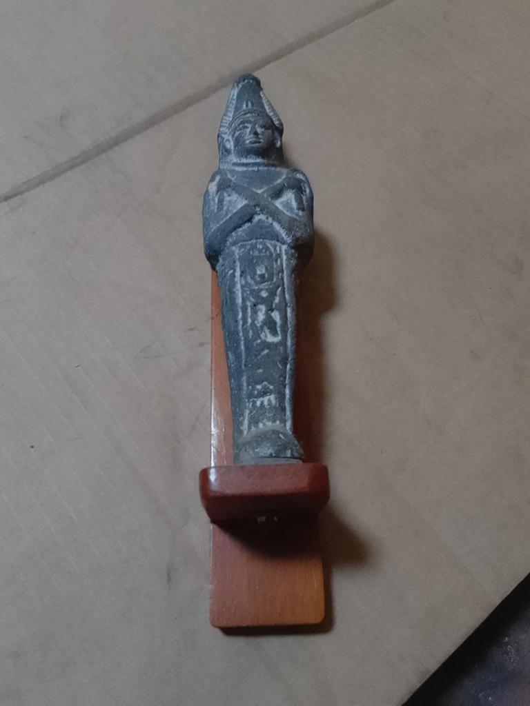 Egyptische Ushabti beeldje op houten sokkel, Ophalen of Verzenden