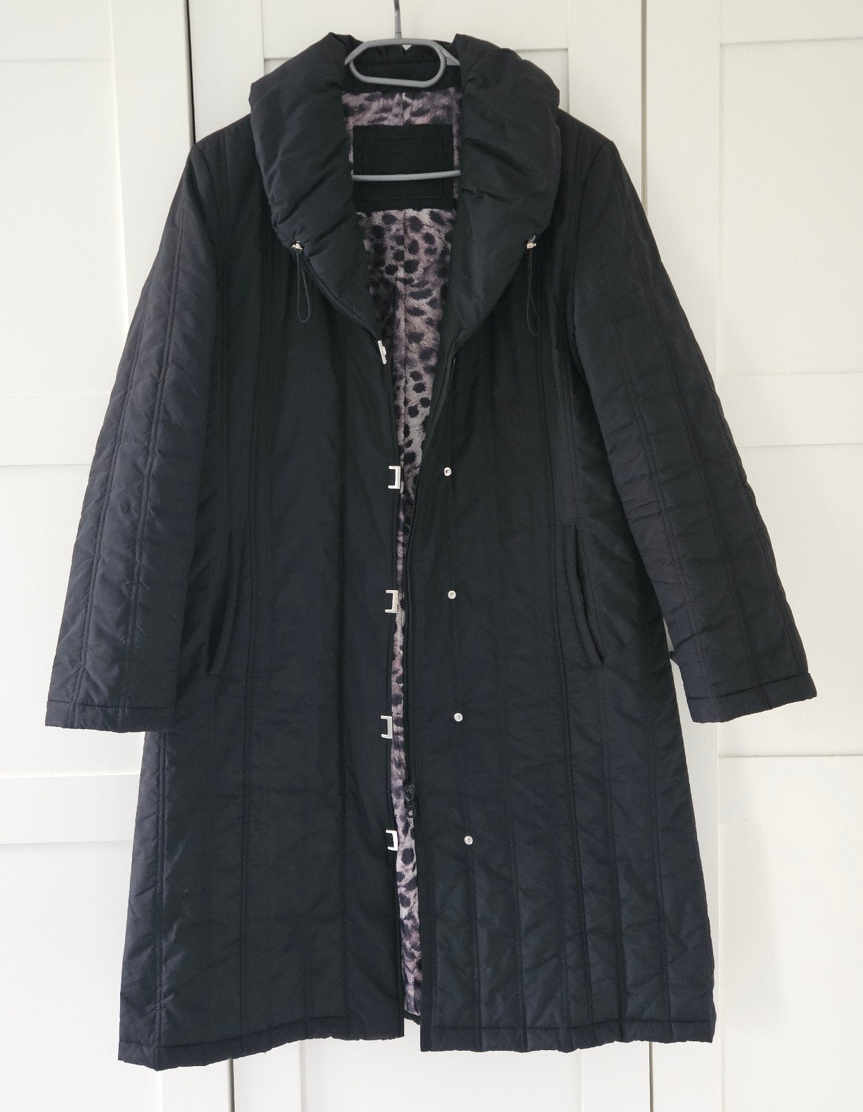 Isabell Zwarte Gewatteerde Jas met Luipaardprint Voering, Kleding | Dames, Isabell, Ophalen of Verzenden, Maat 38/40 (M), Zwart