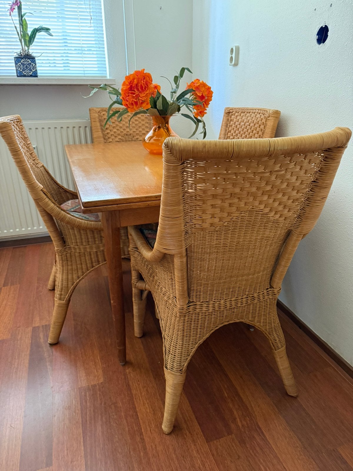 Grenen /Rotan Eethoek 4 stoelen & 6 persoons tafel uitschuif, Ophalen, Gebruikt, 4 tot 6 stoelen