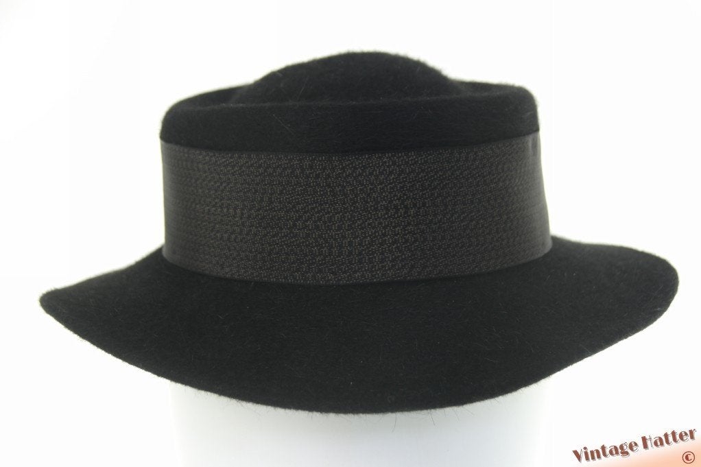 Vintage dameshoed Wegener zwart haarvilt met lint 55 = S -XS, 55 cm (S, 6⅞ inch) of minder, Hoed, Ophalen of Verzenden, Zo goed als nieuw