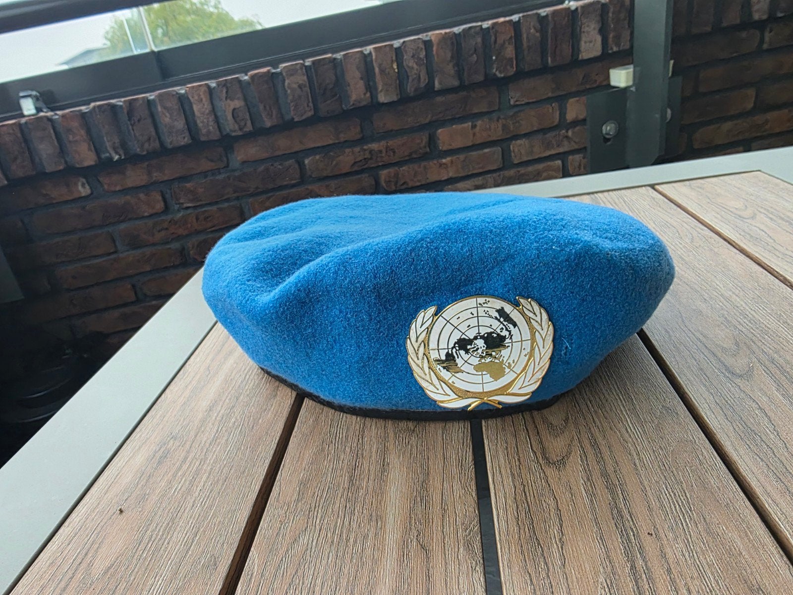 Blauwe VN Baret met Embleem - Maat 58 (1993) Marine, Verzamelen, Ophalen of Verzenden, Overige soorten, Overige gebieden, Helm of Baret