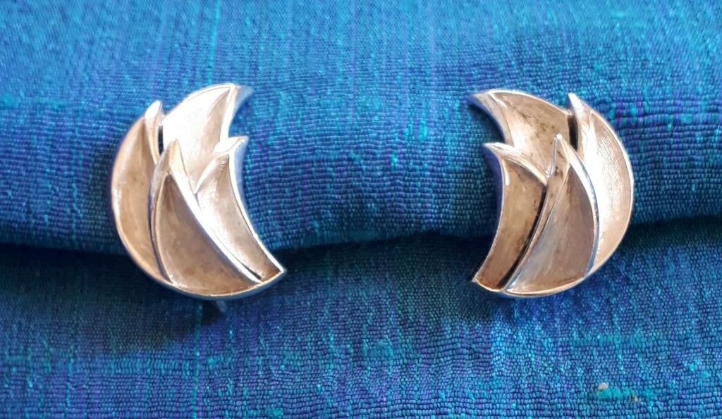 Vintage TRIFARI Oorclips. Ca. Jaren '70., Sieraden, Tassen en Uiterlijk, Antieke sieraden, Oorbellen, Overige materialen, Verzenden