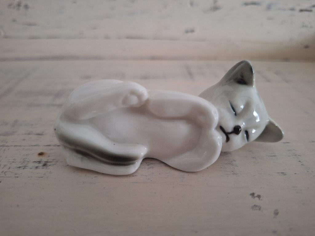 Vintage liggende witte kat poes beeldje, Ophalen of Verzenden, Gebruikt, Dier
