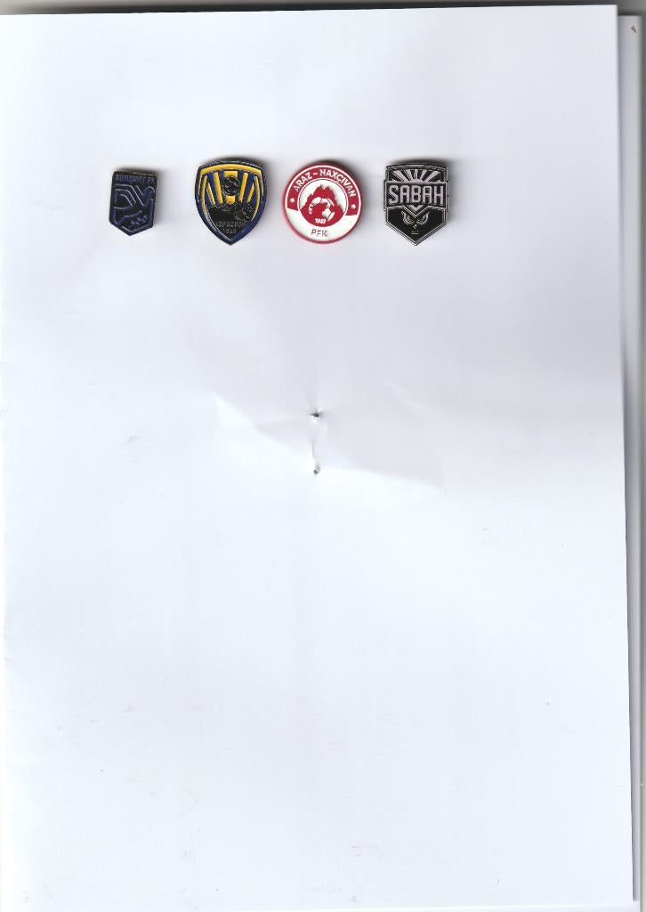 4 clubspelden van clubs uit azerbeijan, Verzenden, Zo goed als nieuw, Sport, Speldje of Pin