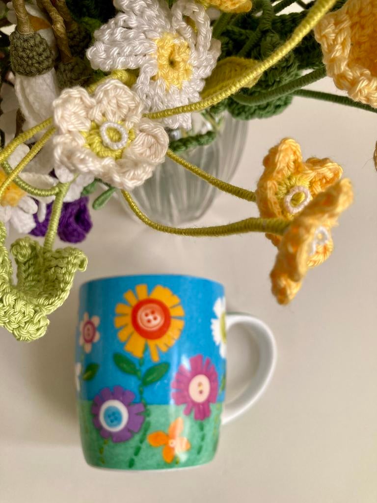 ‼️Mooie en zeldzame mok Felt Flowers van Royal Worchester, Nieuw, Ophalen of Verzenden, Overige stijlen, Kop(pen) en/of Schotel(s)