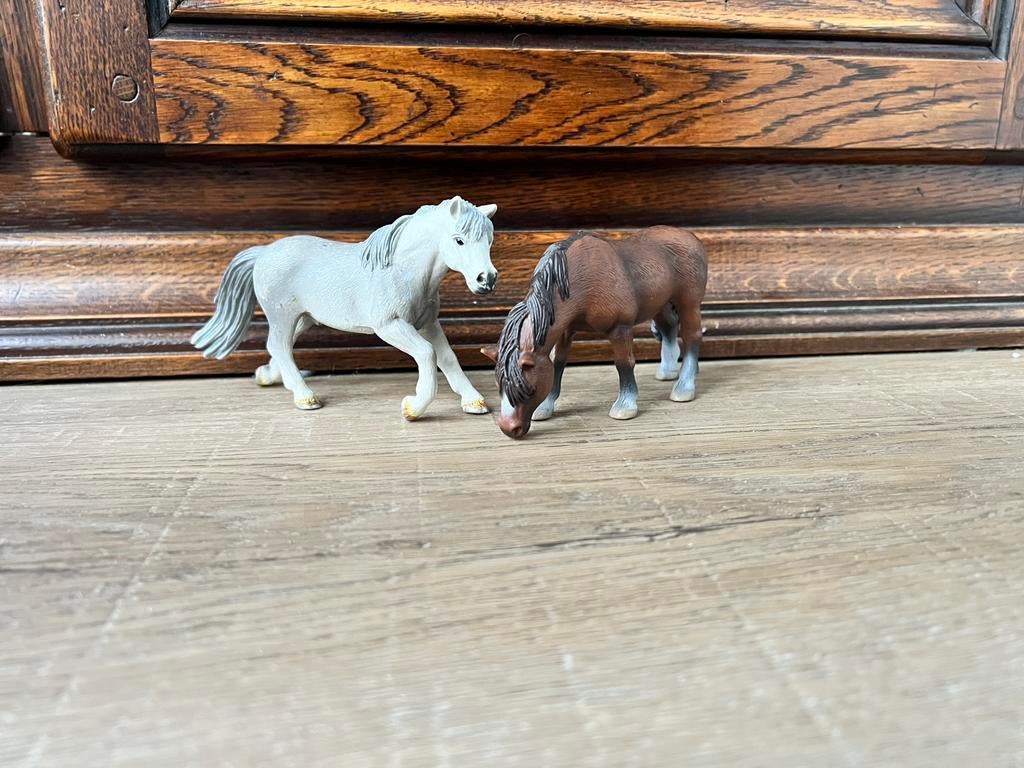 Schleich grazende rijpony en grijze rijpony, Verzamelen, Dierenverzamelingen, Ophalen of Verzenden, Gebruikt, Paard, Beeldje of Figuurtje