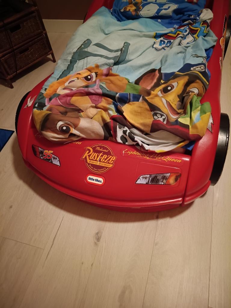Disney cars bed, Kinderen en Baby's, Kinderkamer | Bedden, Ophalen, 85 tot 100 cm, Zo goed als nieuw, Matras