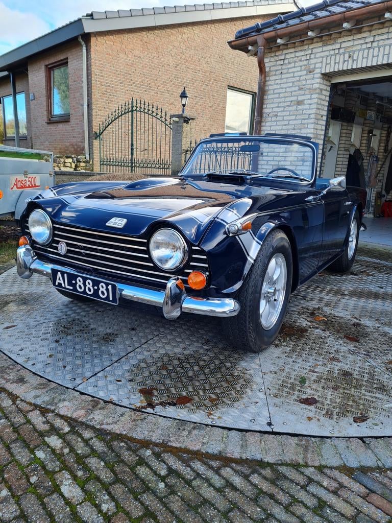 Triumph TR250 OVERDRIVE gerestaureerd bieden vanaf 35000euro, Achterwielaandrijving, Cabriolet, Blauw, Triumph
