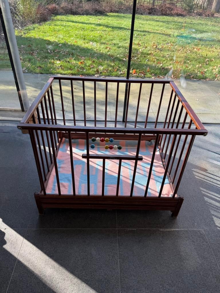 Mooie stevige nostalgische makkelijk bedienbare babybox, Kinderen en Baby's, Boxen, Ophalen of Verzenden, Zo goed als nieuw
