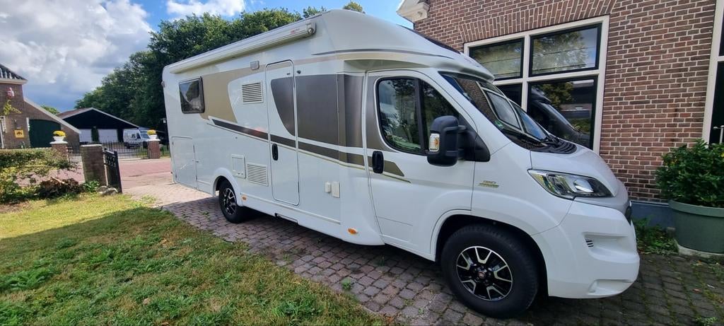 Hymer Carado T449 Camper met Queensbed en hefbed, Startonderbreker, Ringverwarming, Fiat, 7 tot 8 meter
