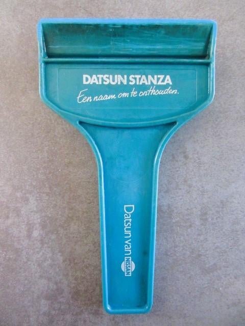 Vintage ijskrabber Datsun Stanza - Nissan auto, Ophalen of Verzenden