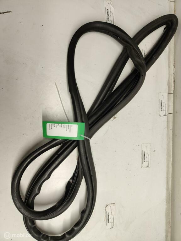 Deurrubber linksvoor Volvo V70 (97-00) / 850, Ophalen of Verzenden, Gebruikt, Volvo