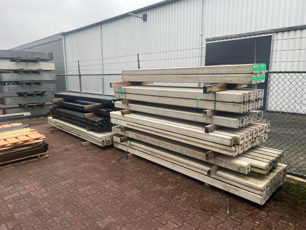Oud model betonpalen en betonplaten diverse Afmetingen, Gebruikt, Overige typen, Ophalen of Verzenden, 10 m² of meer