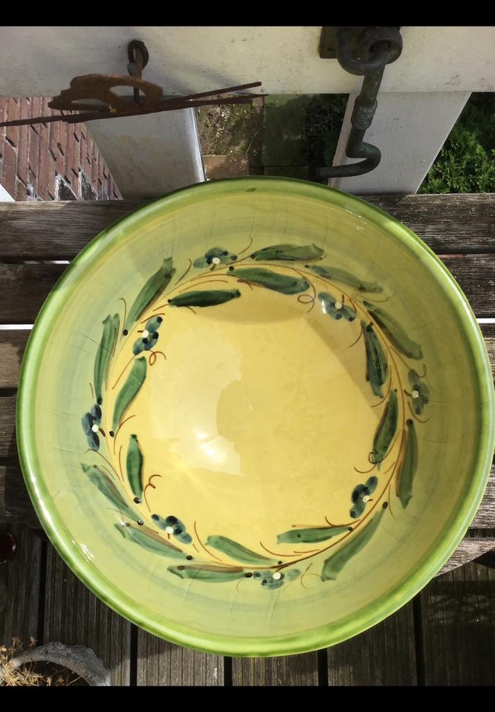 Grote mediterrane aardewerk schaal. Groen met geel. 25,5 cm, Ophalen of Verzenden, Aardewerk, Overige stijlen, Schaal of Schalen