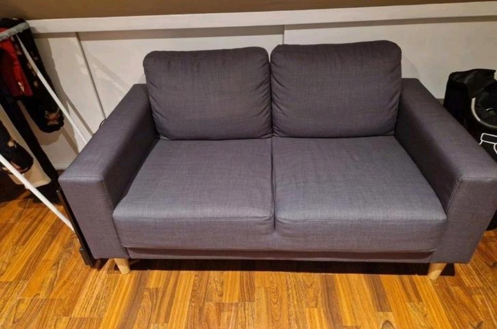 Jysk 2 persoons bank MOET WEG!!, Huis en Inrichting, Banken | Sofa's en Chaises Longues, Ophalen, Zo goed als nieuw, 75 tot 100 cm
