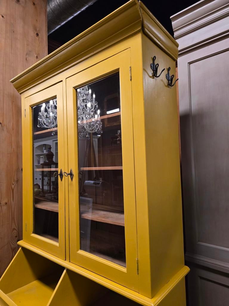 Foto 4 van Leuke gele grutterskast | buffetkast | winkelkast teak