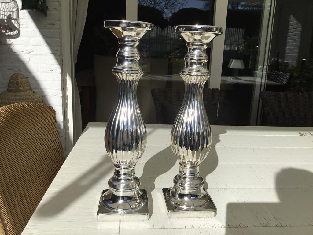 2 aluminium kandelaars 39 cm hoog, Ophalen