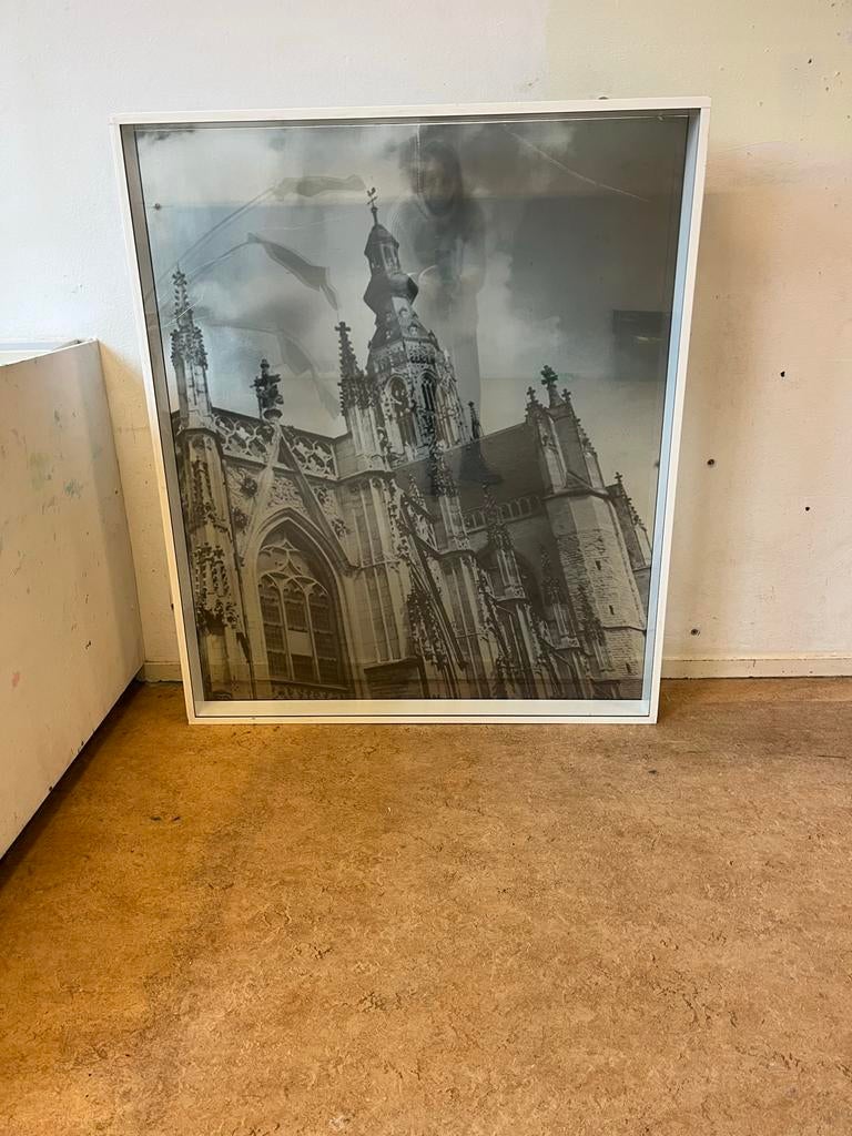 Dubbel glas met Grote kerk Breda in aluminium frame, Antiek en Kunst, Ophalen