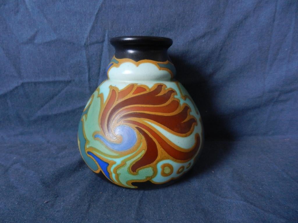 Plateel vaas met floraal decor Regina(?) Gouda h. 10 cm, Antiek en Kunst, Ophalen of Verzenden