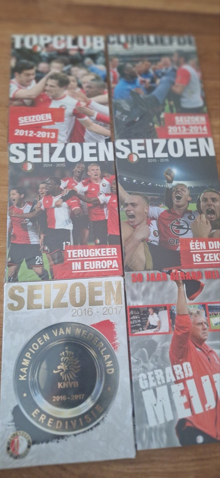 Seizoensoverzicht dvd's feyenoord, Ophalen