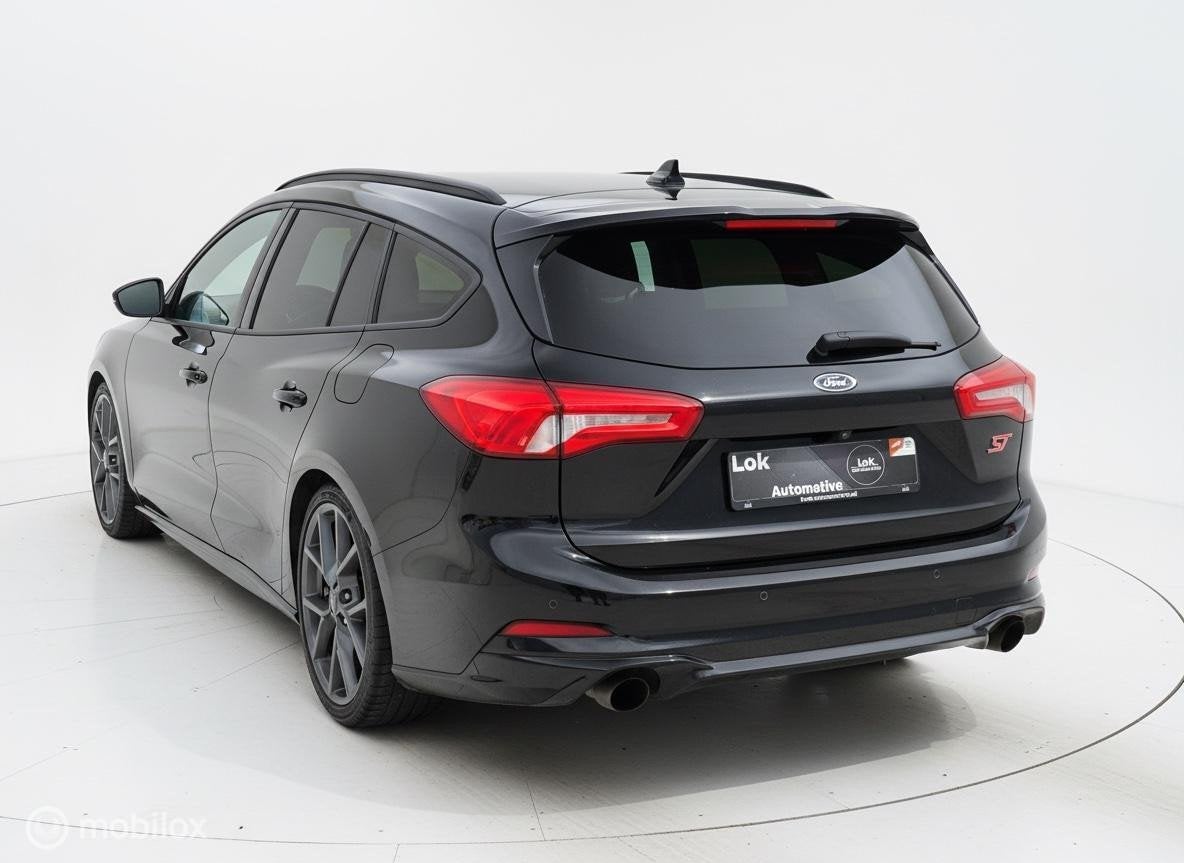 Ford Focus Wagon 2.3 EcoBoost ST-3 B&O|HUD|CAMERA|STOELVERW|, Auto's, Gebruikt, Zwart, Handgeschakeld, 1600 kg
