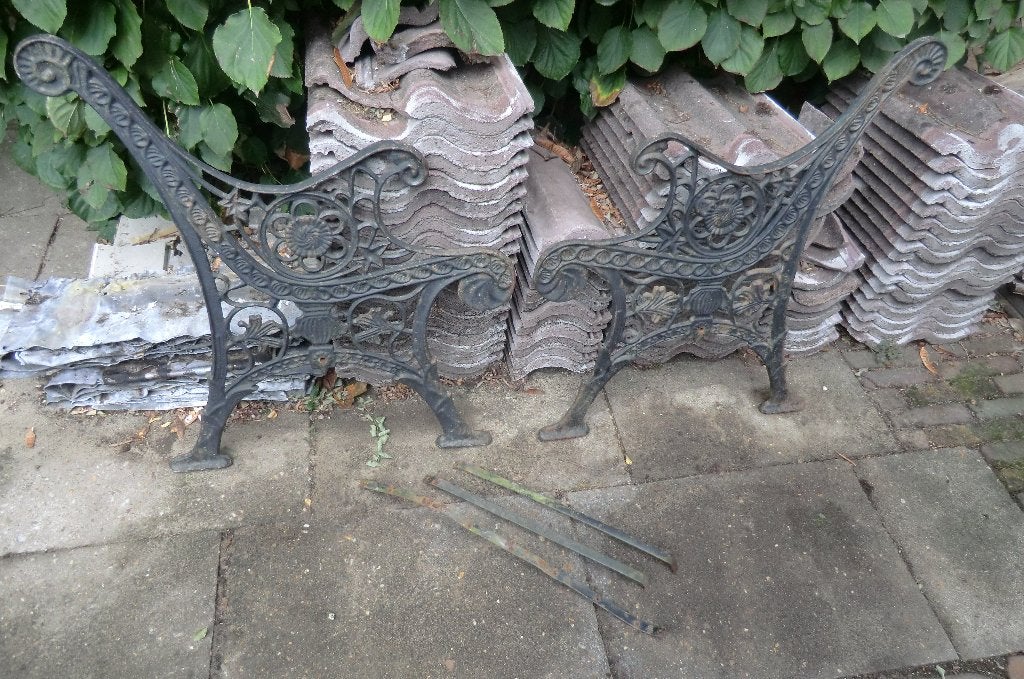 gietijzeren zijstukken 2 van tuinbankje + 2 van tuintafeltje, Ophalen