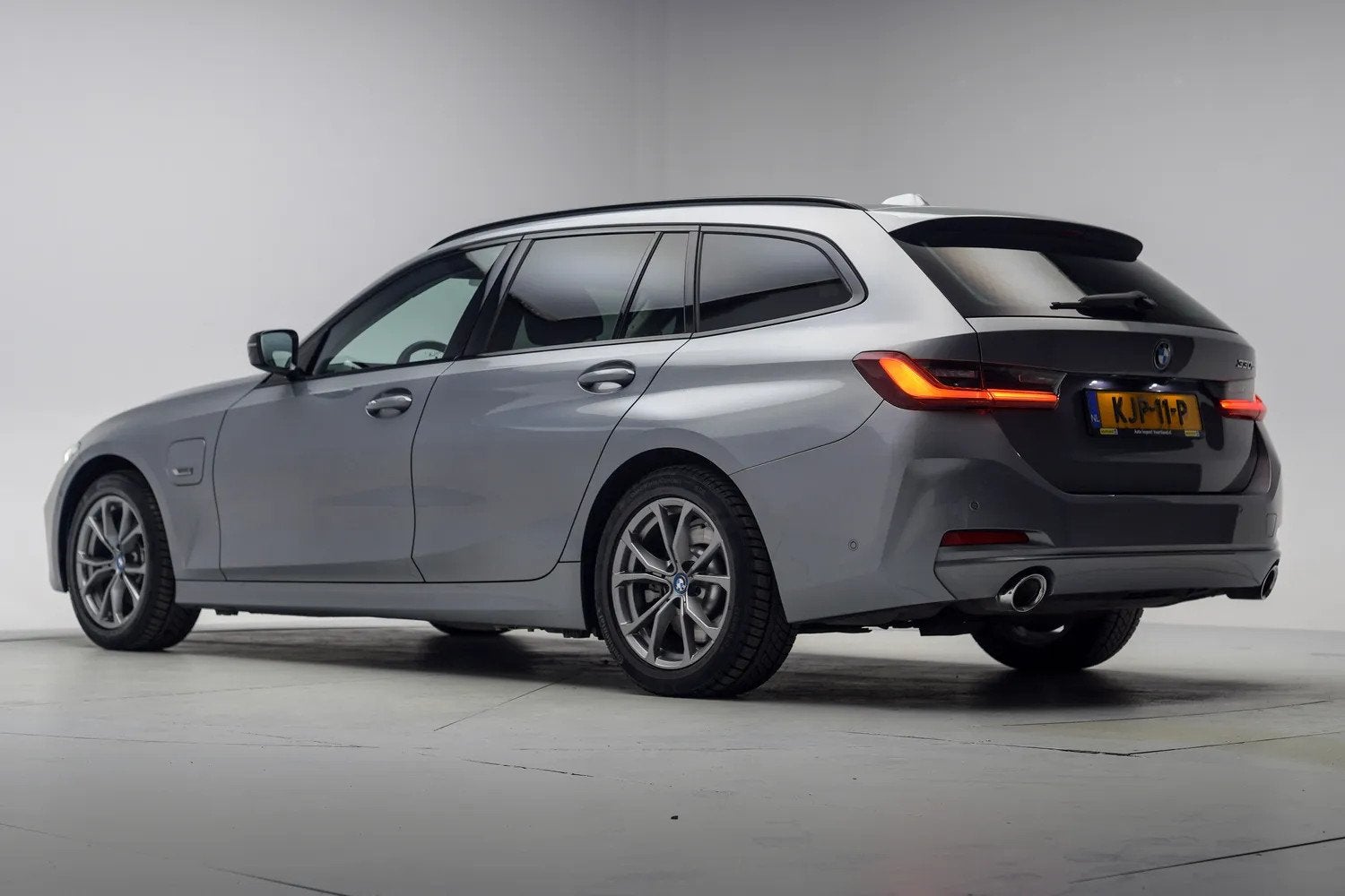BMW 3 Serie Touring 330e High Executive Sport [ Panorama Led, Auto's, Automaat, 1998 cc, 1800 kg, Gebruikt
