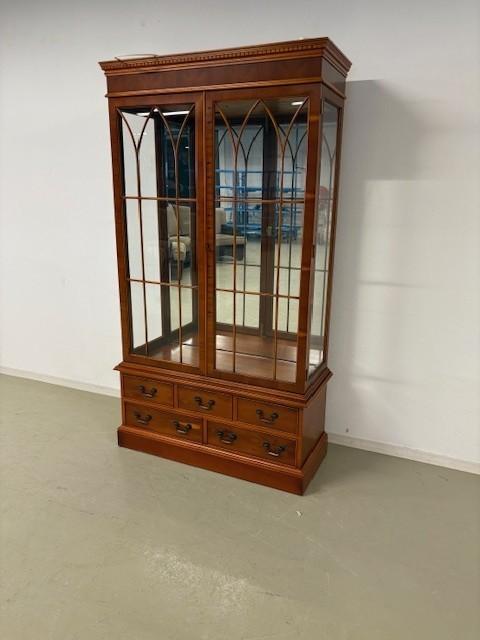 Display Cabinet / Vitrinekast met achterwand in glas, Ophalen