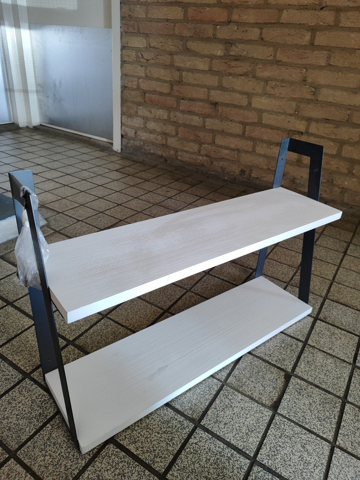 Wandrek met 2 planken - Wit/Zwart - 62.5x17x41 cm, Ophalen, Zo goed als nieuw