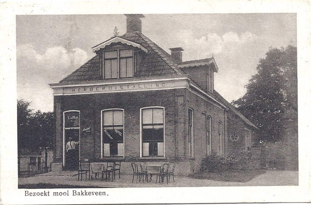 Bakkeveen Herberg Stalling met cafe en man 1943, Verzenden, 1940 tot 1960, Gelopen, Friesland