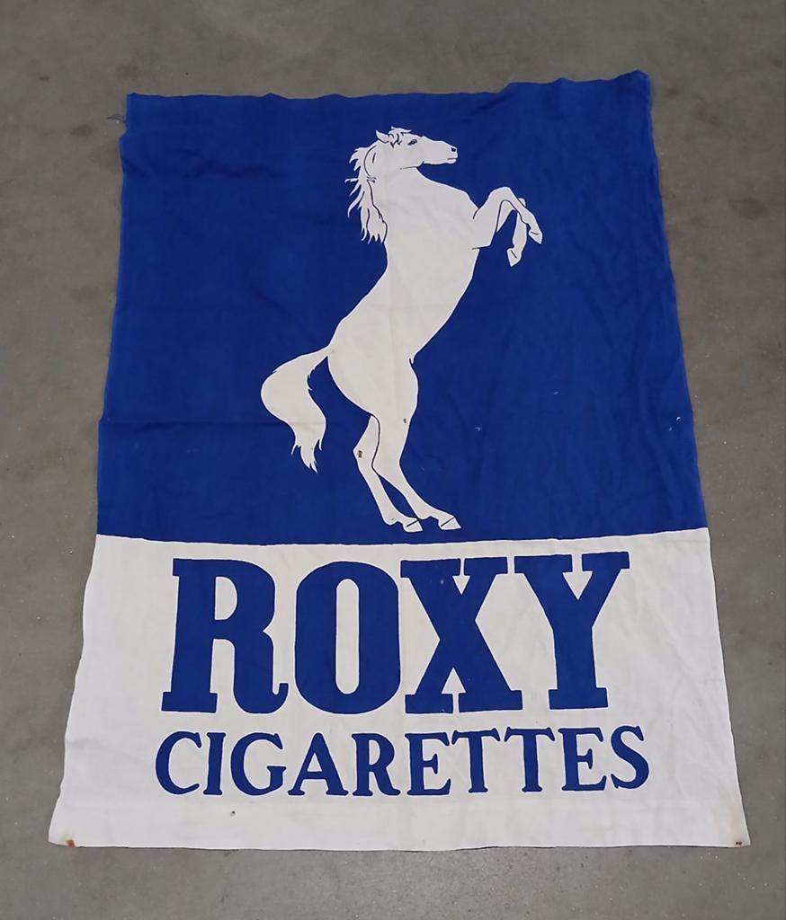 Roxy Cigarettes stoffen Vintage Reclamevlag 69x97cm, Ophalen of Verzenden