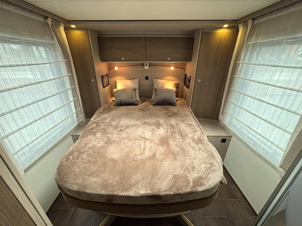 Bürstner Fifty Five Ixeo 734 QUEENSBED+HEFBED BEARLOCK, Chemisch toilet, Ringverwarming, Fiat, Afzuigkap